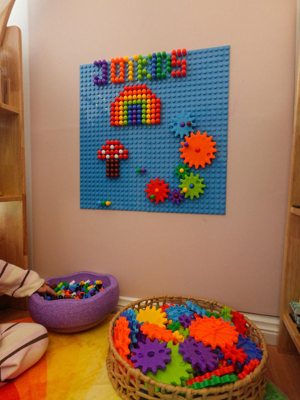 Gear-and-peg STEM set compatible with the double-sided board and magnetic decals